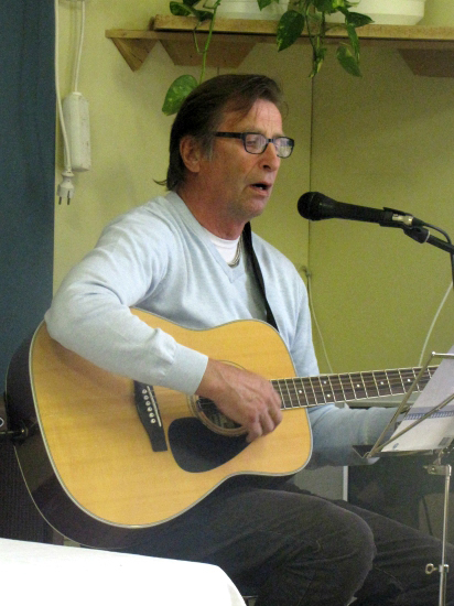 Raimo Hihnala laulaa ja soittaa kitaraa